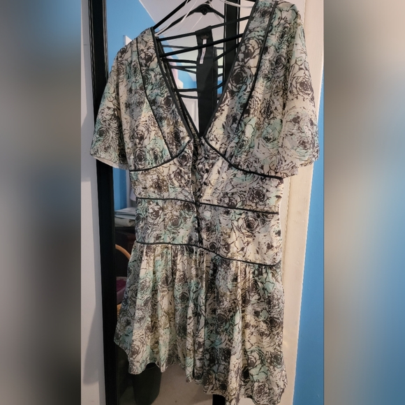 Free People NWOT Perfect Dream floral Mini Dress. Cut out back deep V neck Fit & - Picture 14 of 14
